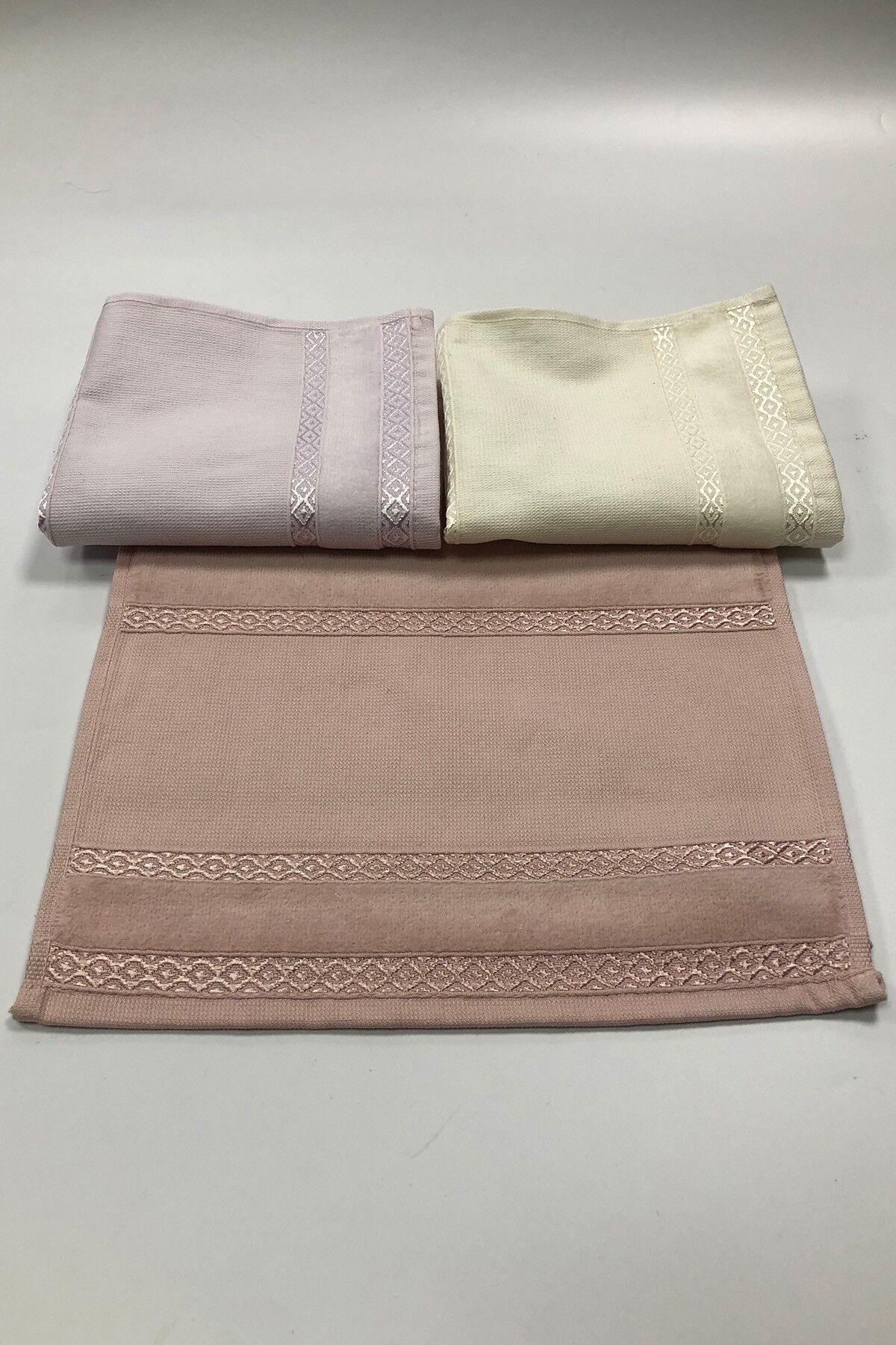 Püskülsüz Ara Boşluklu 3'lü Kadife Havlu Seti – 30x50 cm | Lila, Krem, Pudra | İşlemelik Çeyizlik