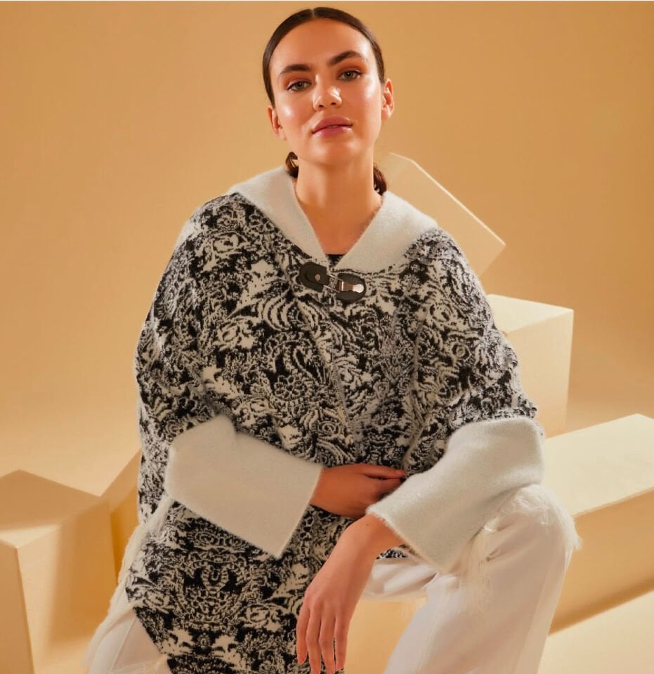 Siyah Motif Desenli Beyaz Kapüşonlu Triko Panço - Şık Oversize Model