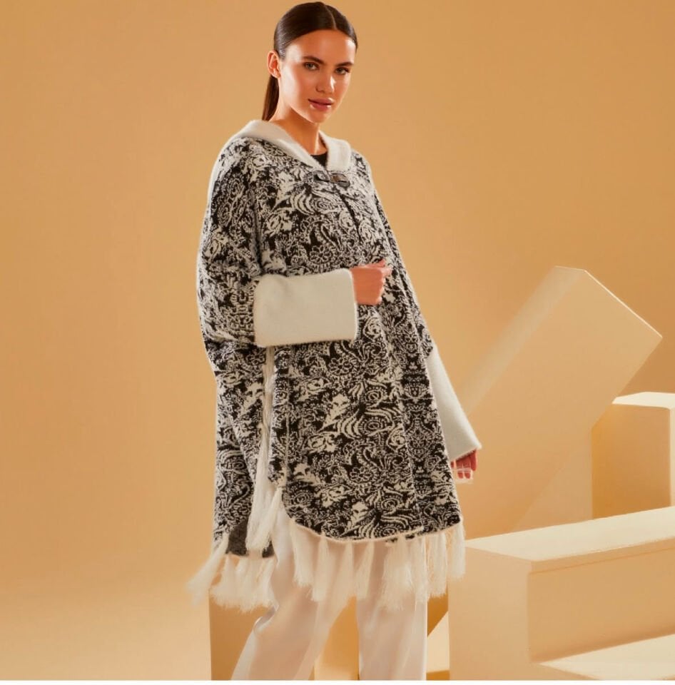 Siyah Motif Desenli Beyaz Kapüşonlu Triko Panço - Şık Oversize Model