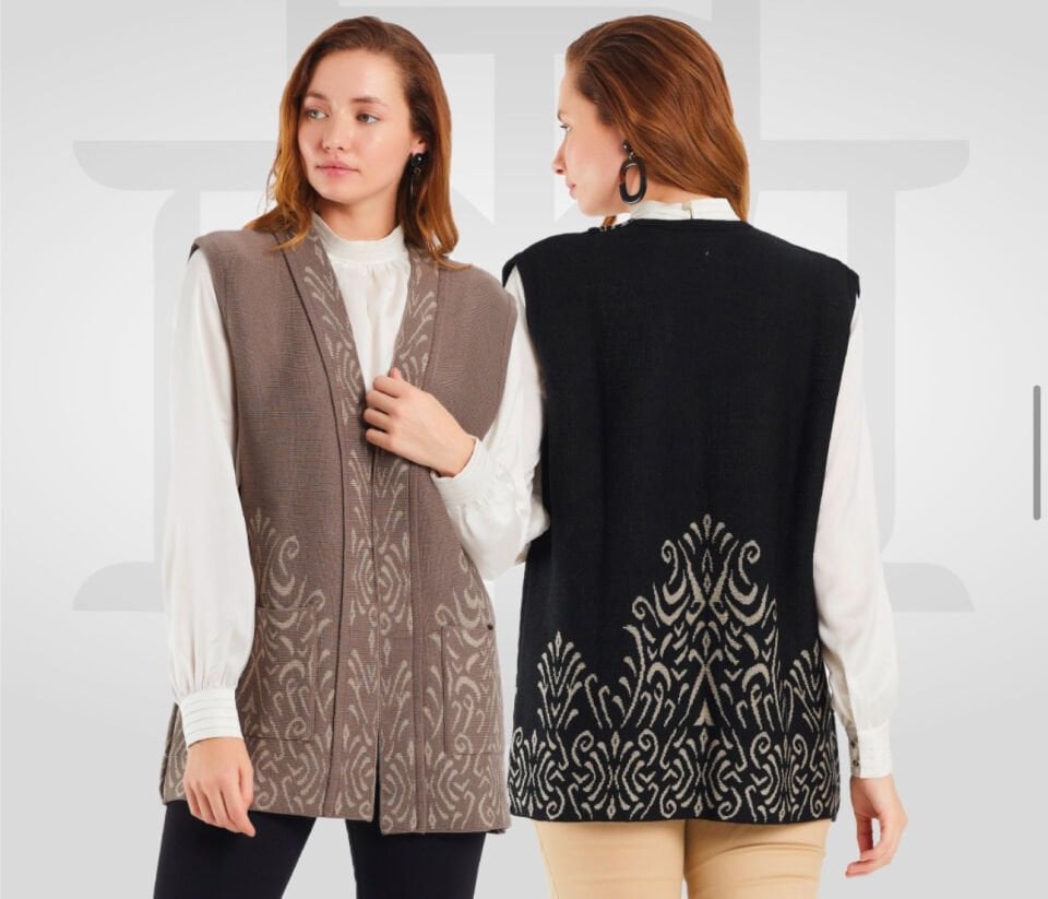 Beyaz Motif Desenli Siyah Triko Yelek - Şık ve Konforlu Günlük Model