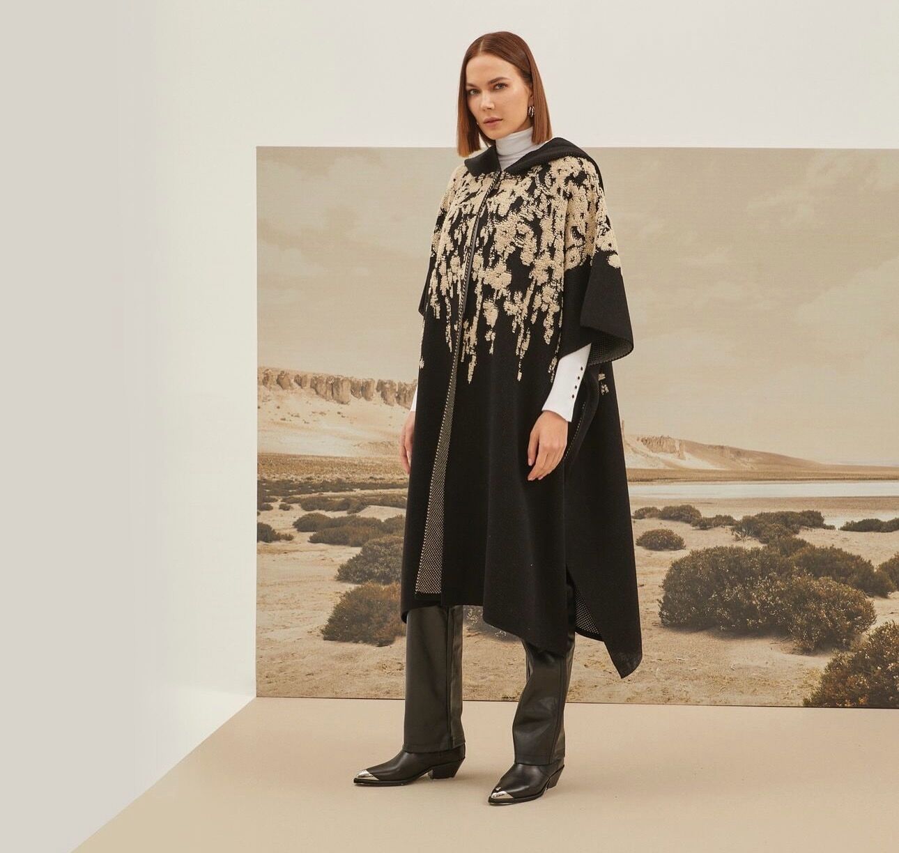 Siyah Taş Çiçek Desenli Panço