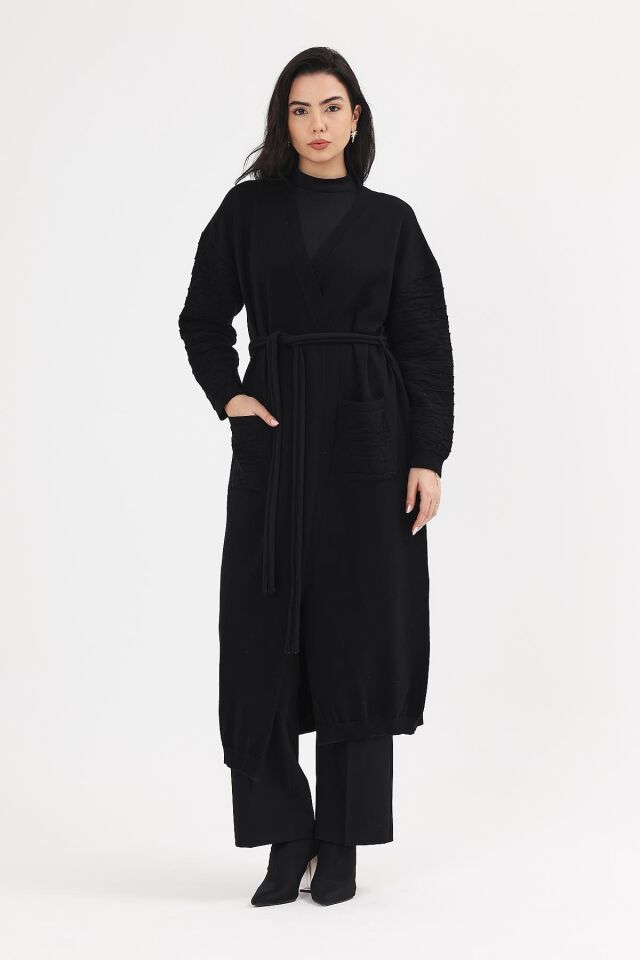 Kadın Siyah Kuşaklı Kabartmalı Boydan Elbise Hırka