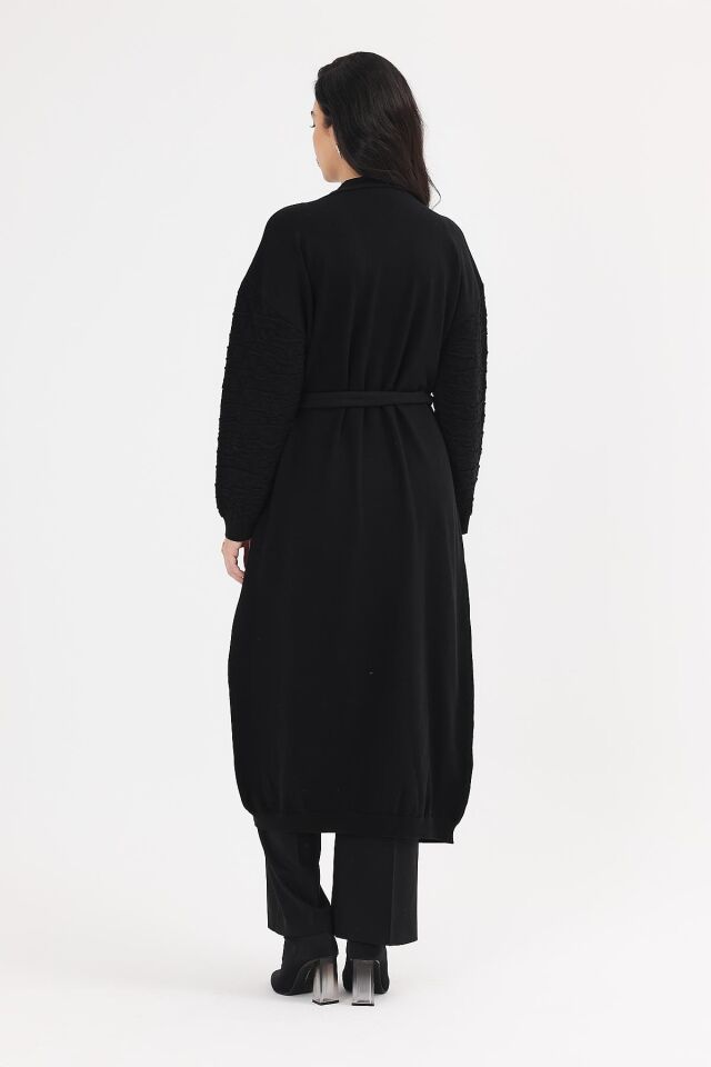 Kadın Siyah Kuşaklı Kabartmalı Boydan Elbise Hırka