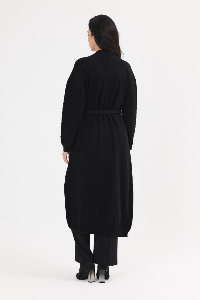 Kadın Siyah Kuşaklı Kabartmalı Boydan Elbise Hırka