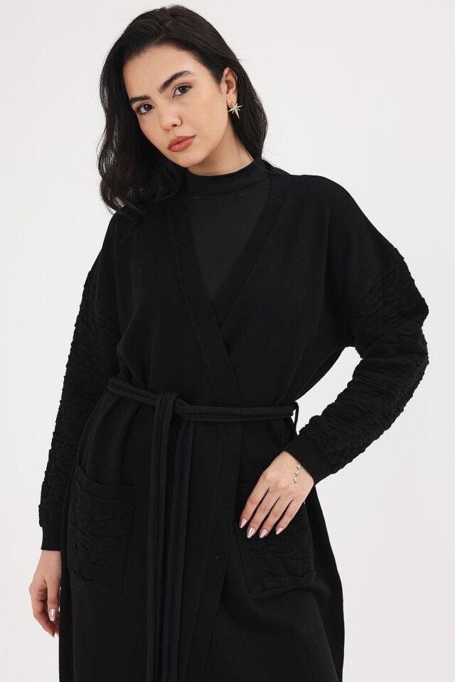 Kadın Siyah Kuşaklı Kabartmalı Boydan Elbise Hırka