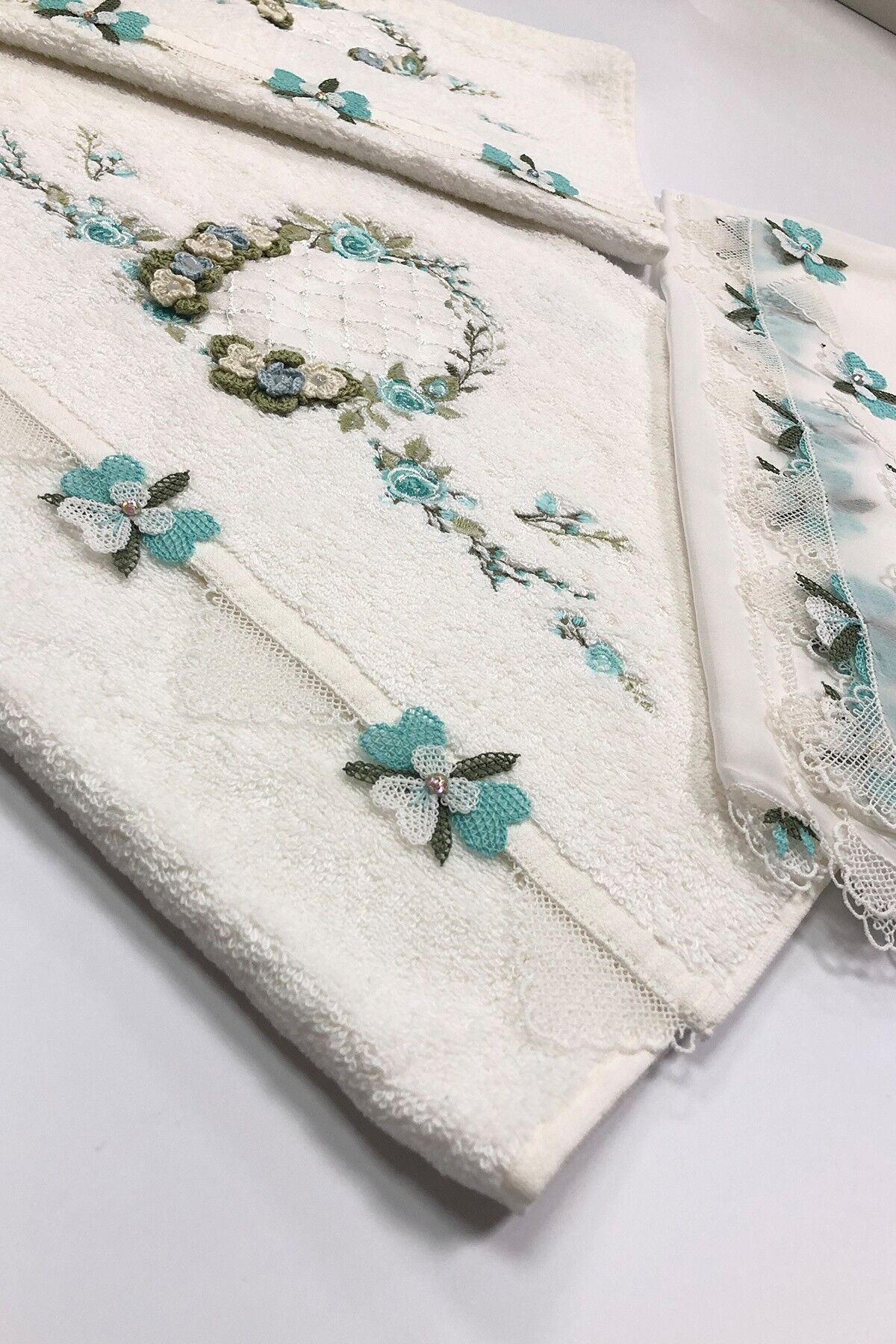 İğne Oyası Detaylı Bambu Havlu ve Namaz Başörtüsü Seti – 3 Parça Takım